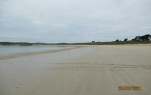 Une plage immense de sable fin, pour vous seulement, et une eau limpide.